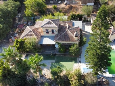 Casa con terreno en Coín