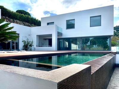 Casa grande en venta o alquiler con piscina en Alella.