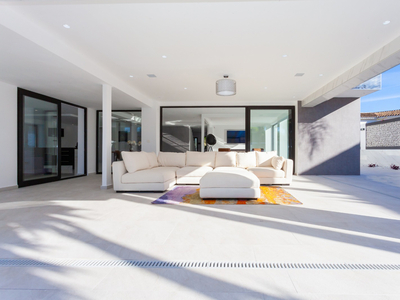 Villa lujosa moderna a 100 metros de la playa en Los Monteros Marbella