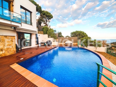 Villa moderna de estilo mediterráneo con vistas al mar en Lloret de Mar
