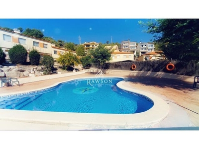 Casa adosada esquinera con piscina y vistas al mar.