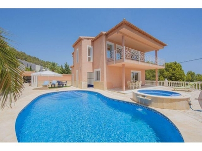 Espectacular villa con vistas al mar en Calpe, Costa Blanca.