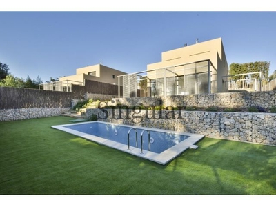 exclusiva casa de diseño con piscina y jardin
