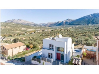 Hermosa villa contemporánea con vistas panorámicas al campo ubicada a poca distancia de la ciudad