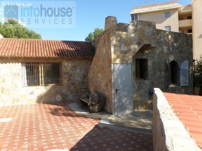 Precioso Chalet situado en la parte tranquila del pueblo de Paguera, Frente a un