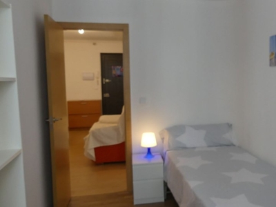 Se alquila habitación en piso de 6 habitaciones en Zaragoza