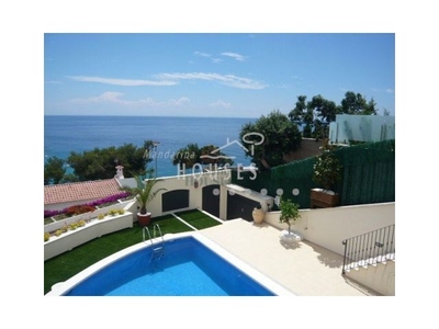 Villa en Cala Canyelles con piscina y vista a mar.