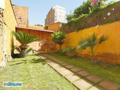 Amplio y bien amueblado apartamento de 2 dormitorios con jardín en alquiler en Sants