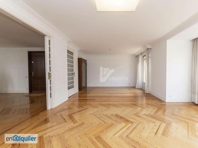 Alquilamos extraordinario piso señorial de 200 m2 en el Primer Ensanche, en la calle García Castañón.