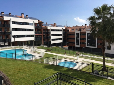 Alquiler de piso en Ceares de 2 habitaciones con piscina y garaje