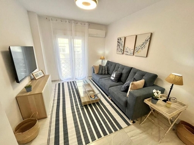 Alquiler de piso en Conde de Ureña - Monte Gibralfaro de 2 habitaciones con muebles y balcón