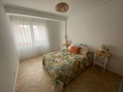Alquiler de piso en Plaza España - Villa Pilar - Reyes Católicos - Vadillos de 3 habitaciones con muebles y calefacción