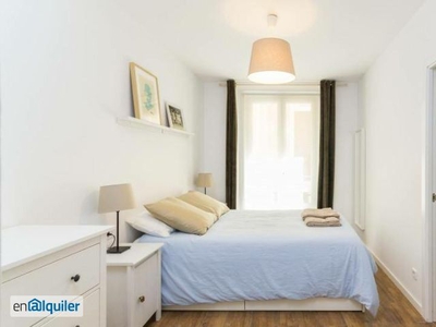 Elegante apartamento de 1 dormitorio con aire acondicionado y balcón para alquilar en Madrid Centro