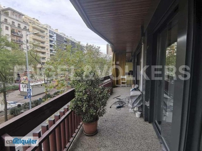 Encantador piso reformado con terraza en Eixample