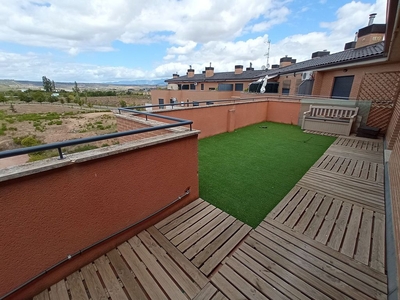 Venta de ático en Lardero de 3 habitaciones con terraza y piscina