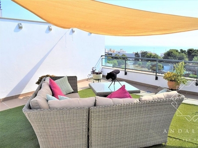 Venta de ático en Las Marinas de 2 habitaciones con terraza y piscina