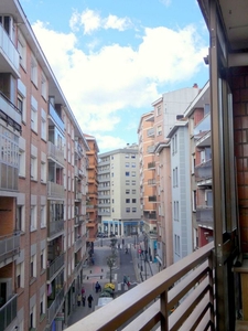 Venta de piso en Begoña de 3 habitaciones con terraza y balcón