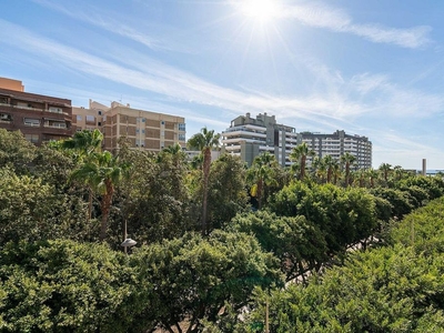 Venta de piso en Centro - Almería de 4 habitaciones con terraza y garaje