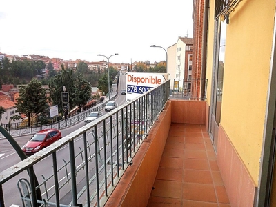 Venta de piso en Centro - Teruel de 3 habitaciones con terraza y calefacción