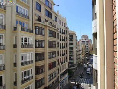 Venta de piso en El Mercat de 7 habitaciones con terraza y calefacción