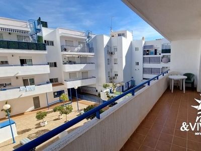 Venta de piso en Playa de Garrucha de 2 habitaciones con terraza y piscina