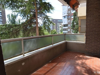 Venta de piso en Virgen del Cortijo - Manoteras de 3 habitaciones con terraza y garaje