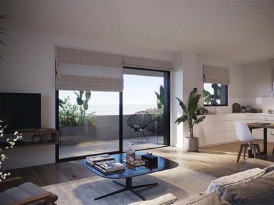 Venta de piso nuevo en calle Francesc Layret de 4 habitaciones con piscina y jardín