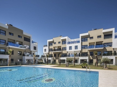 Venta de piso nuevo en calle Matisse de 3 habitaciones con piscina y jardín