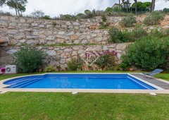 Chalet villa de 7 dormitorios con vistas al mar, en excelentes condiciones en venta en sa riera en Begur