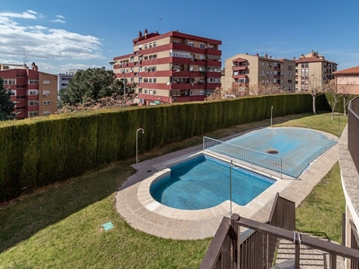 Venta de piso con piscina en Genil - Bola de Oro (Granada), Bola de oro