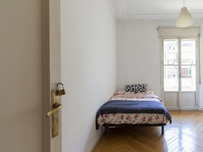 Acogedora habitación en alquiler en piso de 9 habitaciones en Moncloa
