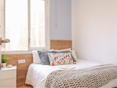 Acogedora habitación en alquiler en un apartamento de 8 dormitorios en Retiro, Madrid