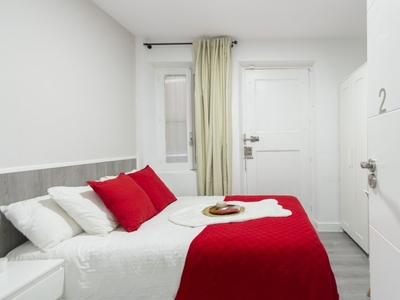Acogedora habitación en apartamento de 9 dormitorios en Rios Rosas, Madrid