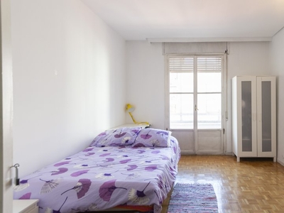 Amplia habitación en alquiler en piso de 9 habitaciones en Moncloa