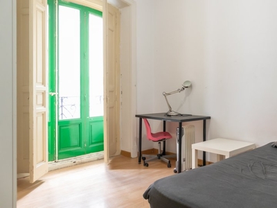 Habitación animada para alquilar en apartamento de 7 dormitorios en Centro, Madrid