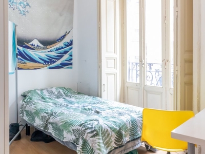 Habitación luminosa para alquilar en apartamento de 7 dormitorios en Centro, Madrid