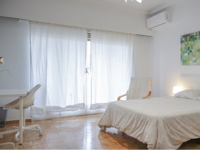 Se alquila habitación grande, apartamento de 10 habitaciones, Tetuán, Madrid.