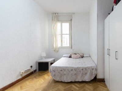 Se alquila habitación luminosa en apartamento de 8 dormitorios en Moncloa