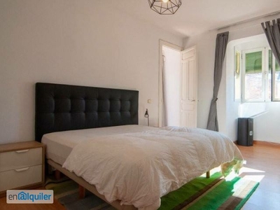 Adorable apartamento de 2 dormitorios con balcón y aire acondicionado en alquiler cerca de Metro en Chamartín