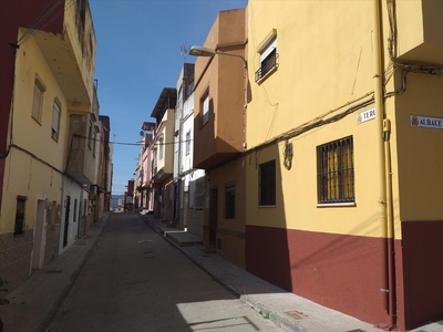 Venta de casa con terraza en Algeciras