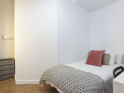 Encuentre una habitación en un apartamento de 15 habitaciones en Sol, Madrid