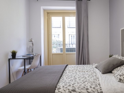 Habitación luminosa en piso de 9 habitaciones en Chueca, Madrid.