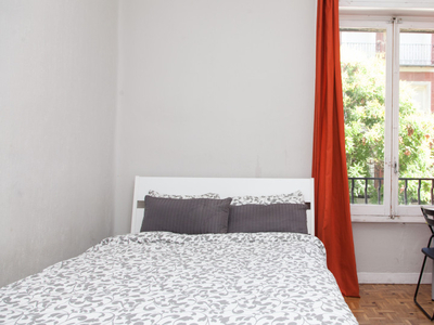 Habitación luminosa en un apartamento de 8 dormitorios en Moncloa, Madrid