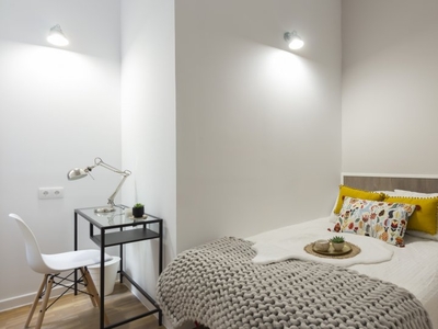 Habitación ordenada en apartamento de 9 dormitorios en Retiro, Madrid