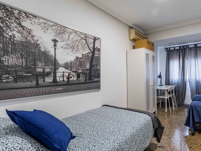 Habitación en apartamento de 5 dormitorios en Quatre Carreres, Valencia