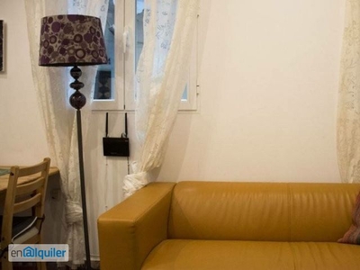 Pequeño apartamento de 2 dormitorios en alquiler cerca de CaixaForum Madrid en Lavapíes