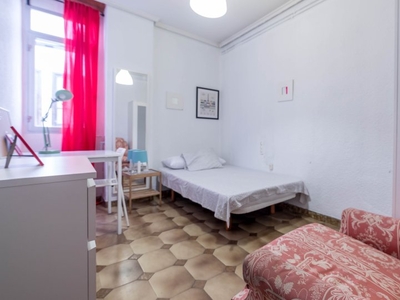 Se alquila habitación en apartamento de 6 dormitorios en Extramurs, Valencia