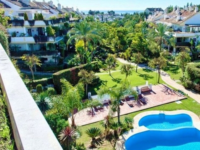 Alquiler de ático en Lomas de Marbella Club - Puente Romano de 4 habitaciones con terraza y piscina