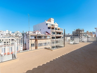 Alquiler de ático en Mercat - La Missió - Plaça dels Patins de 2 habitaciones con terraza y ascensor