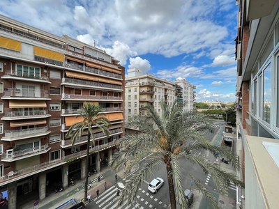 Alquiler de piso en avenida República Argentina de 4 habitaciones con terraza y garaje